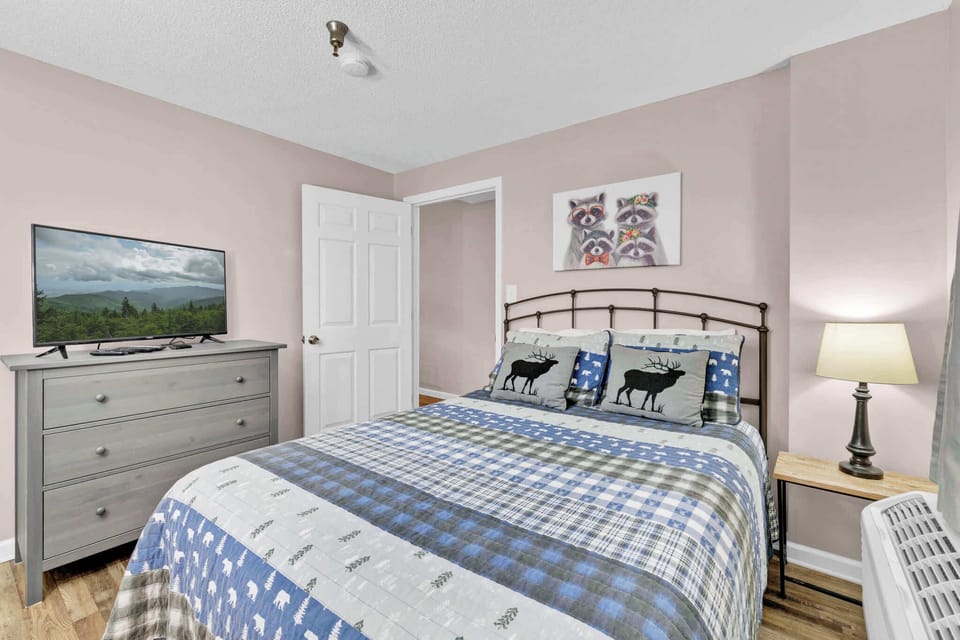 Wake up to mountain views in the 2nd queen suite, with a smart TV & ensuite