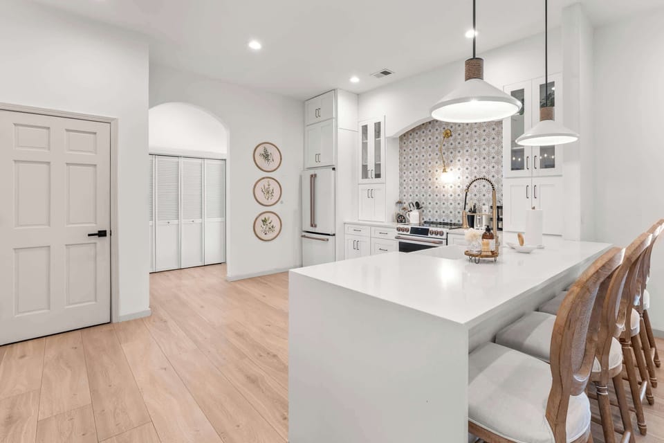 Enjoy coffee & quick bites at the kitchen counter, seating 4