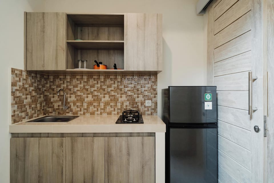 Deluxe Double Room | Private kitchenette | Full-size fridge, stovetop, dishwasher, coffee/tea maker