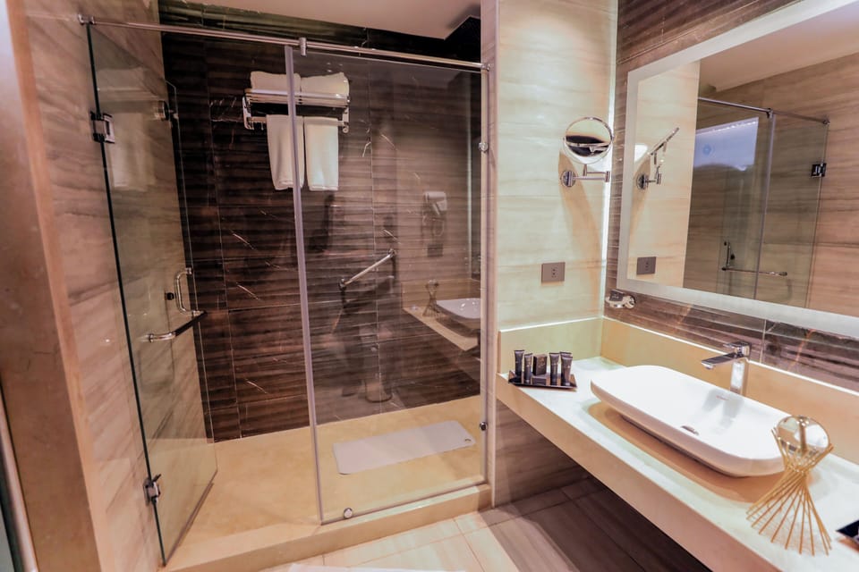 Deluxe Double Room | Bathroom | Combined shower/tub, hair dryer, slippers, towels