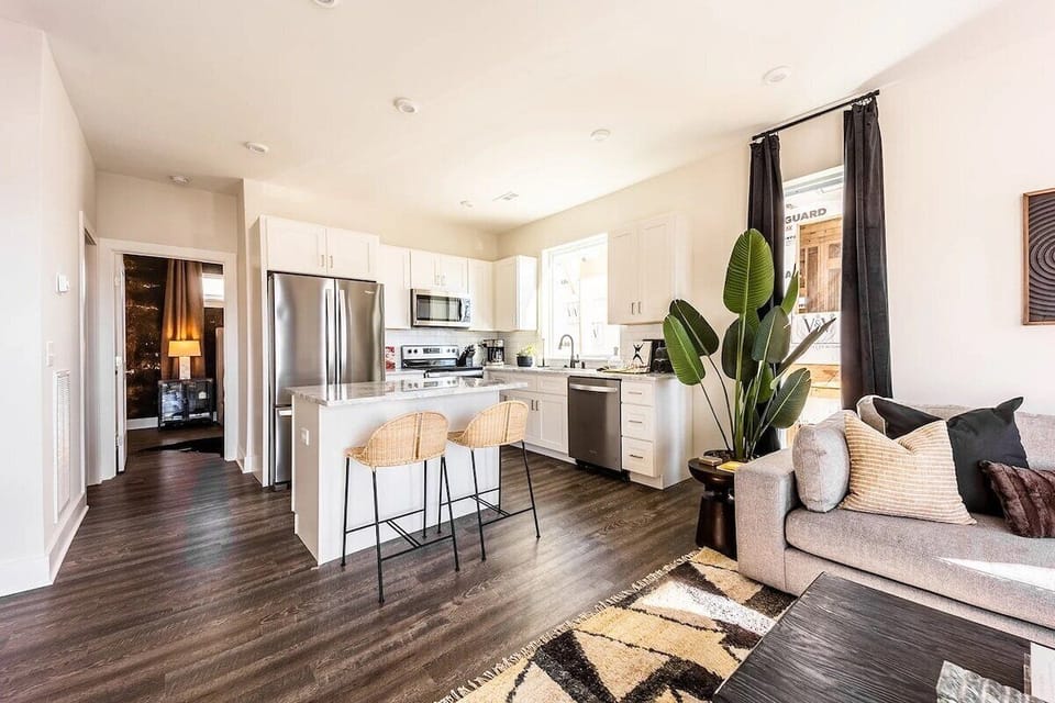 Full kitchen and breakfast bar