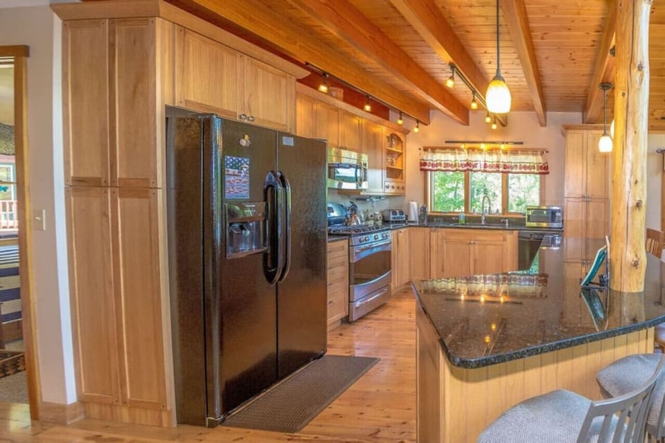 Gourmet Kitchen with Granite Counters, Warming Oven, Keurig and Regular Coffee Maker