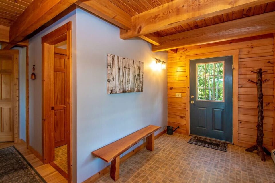 Spacious Mud Rm to hang those coats & put on shoes