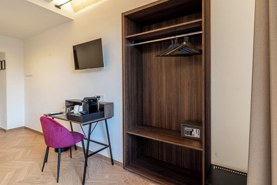 Comfort Room, City View | Minibar, in-room safe, desk, laptop workspace