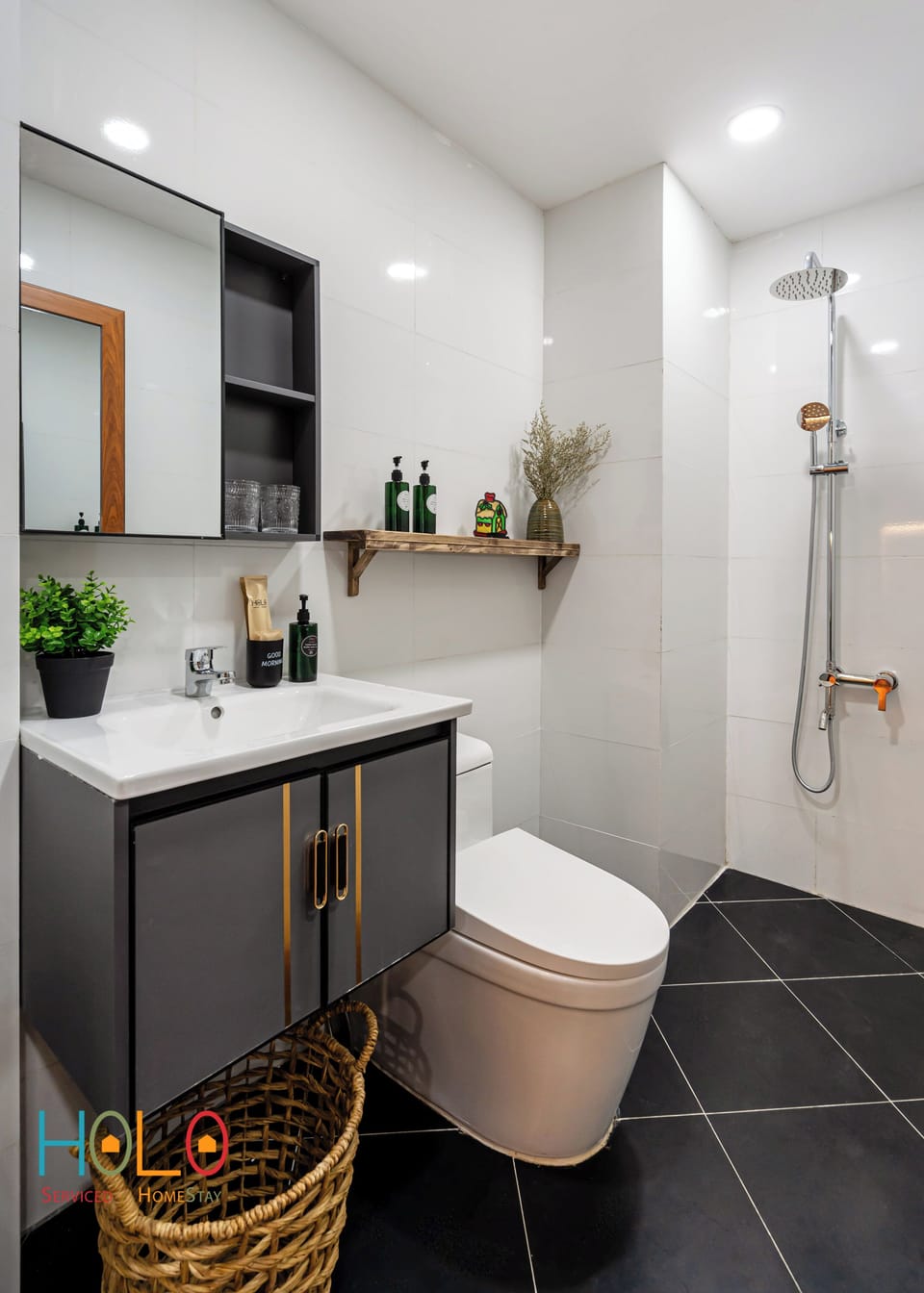 Classic Studio | Bathroom | Shower, rainfall showerhead, hair dryer, slippers