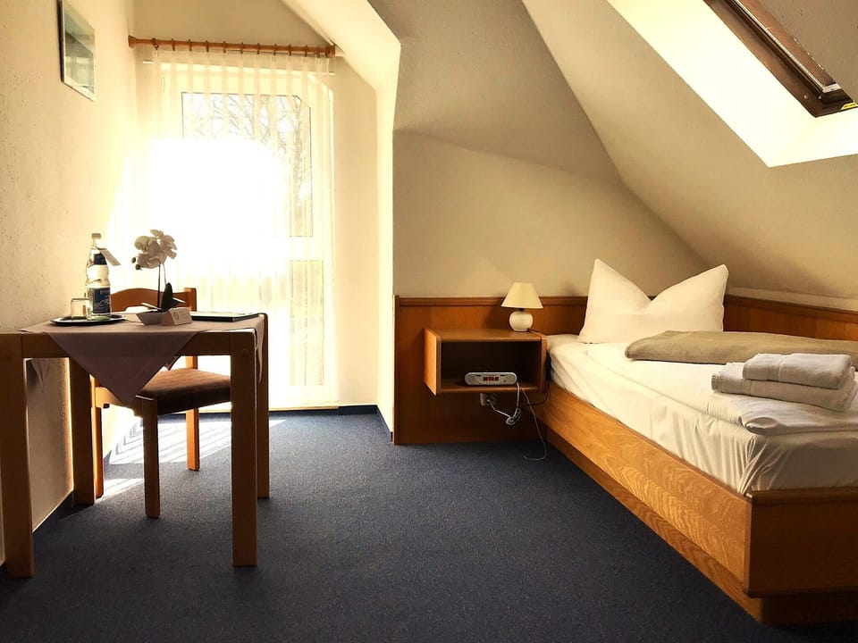 Standard Single Room | WiFi (free), bed sheets