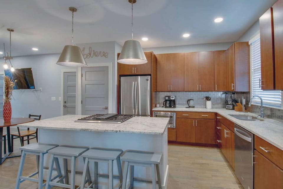 Unit A- Additional counter seating, full kitchen