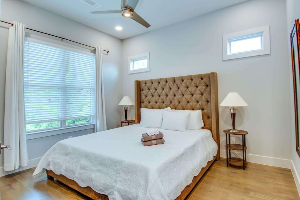 Unit B- Main bedroom: King bed with en suite bathroom