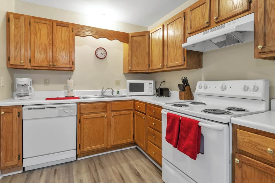 The cozy kitchen offers ample space & all the comforts of home