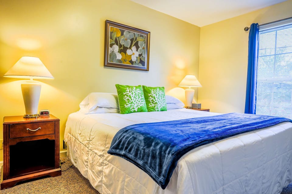 Main bedroom: King bed w/ en suite bathrrom