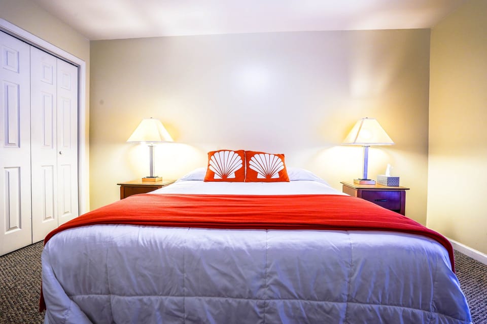 3rd Bedroom: Queen Bed