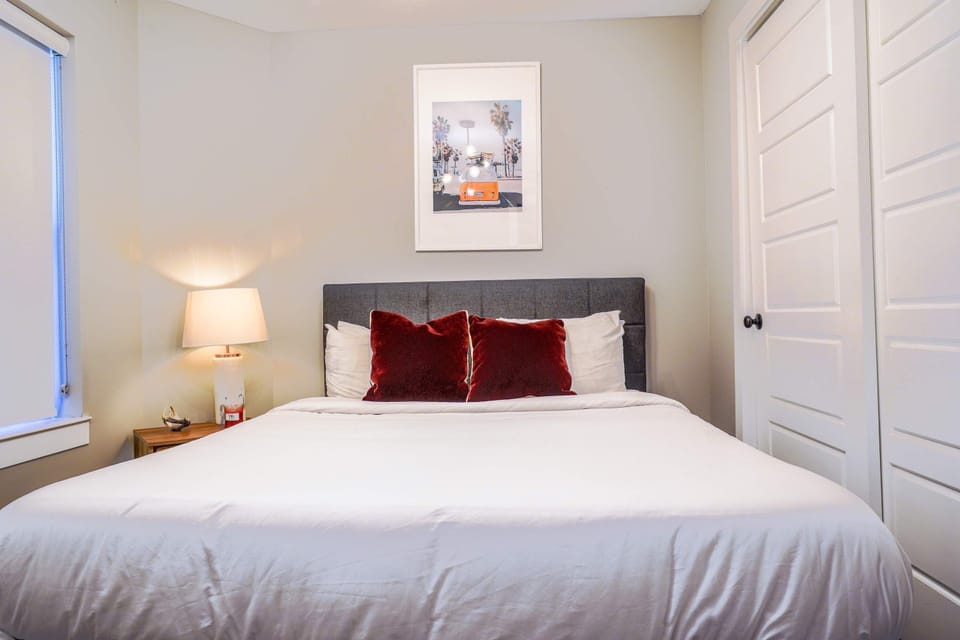 3rd bedroom: Queen bed (1st floor)