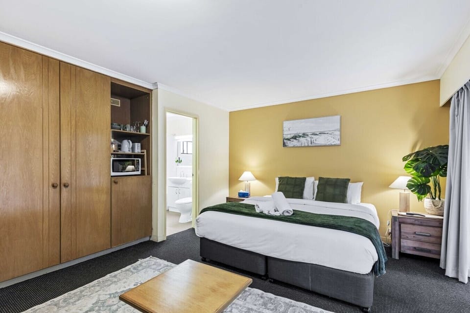 Unwind in a comfy king bed with tranquil leafy views