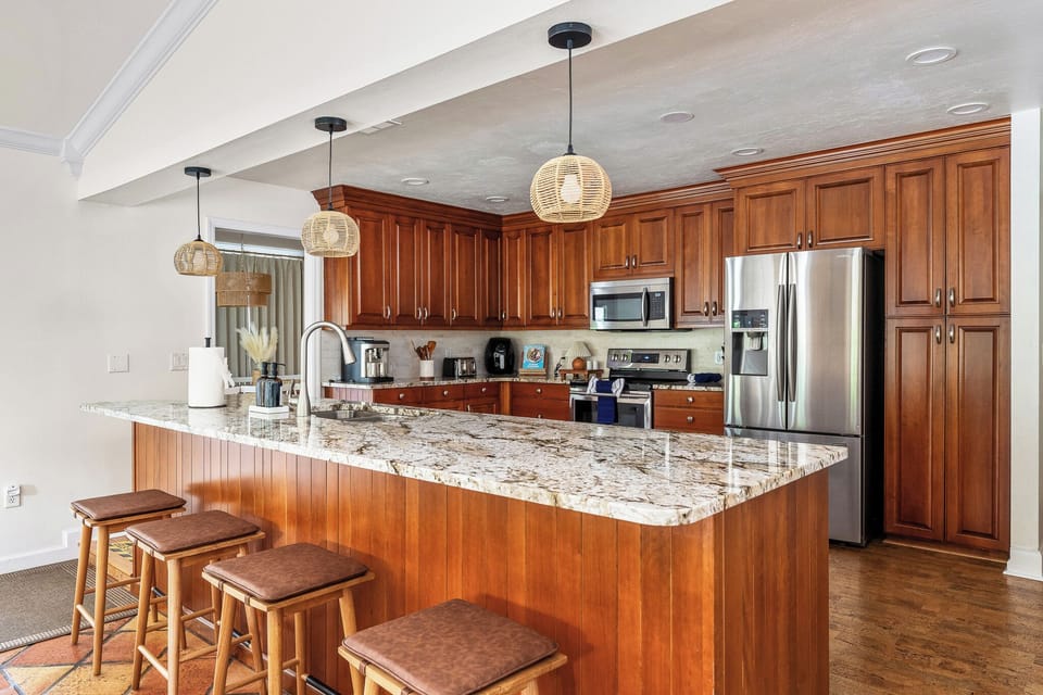 Modern kitchen with granite countertops and stainless steel appliances, perfect for cooking enthusiasts! 🍳✨
