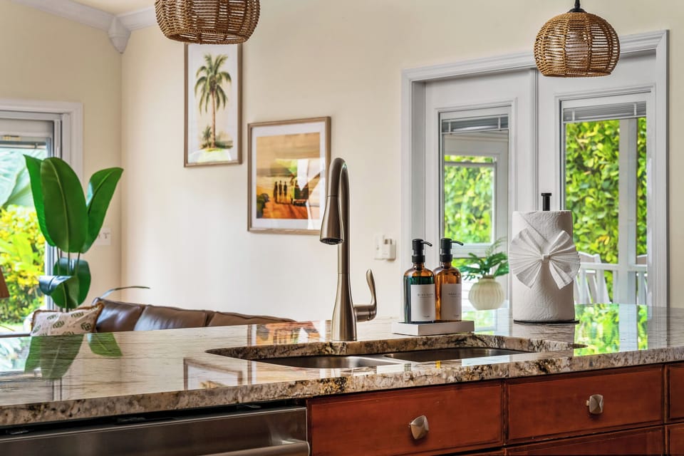Spacious kitchen with a large island, ideal for family meals and gatherings! 🌟🍴