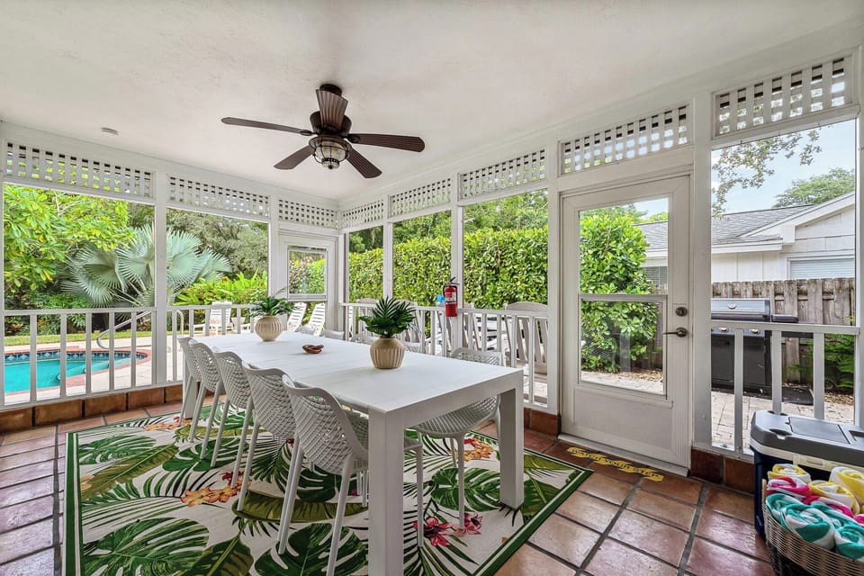 Enjoy meals with a view in this vibrant space surrounded by nature!