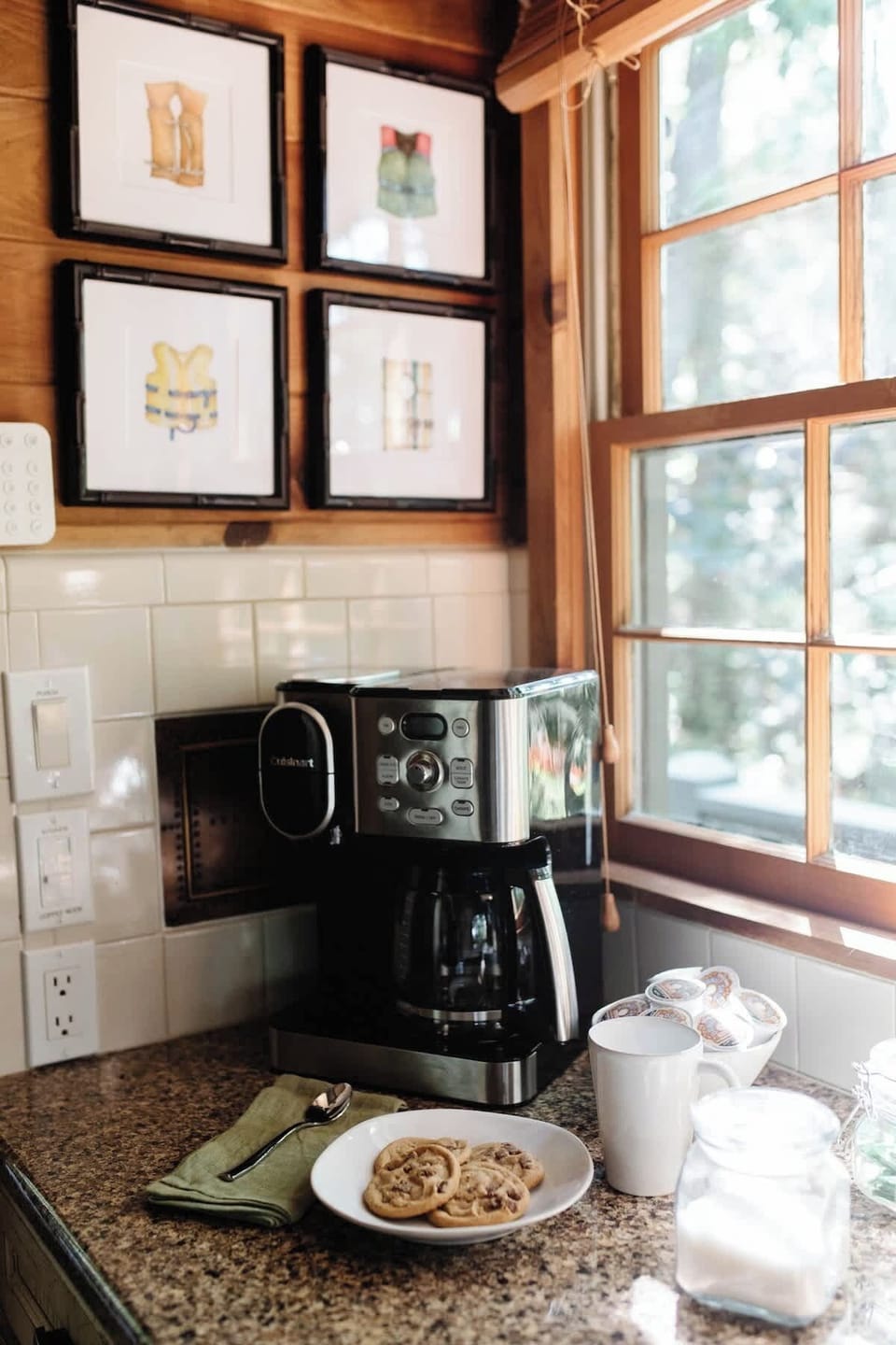 Whether you're in the mood for a full pot of coffee or just a quick single-serve cup, this dual-function coffee make has you covered. 