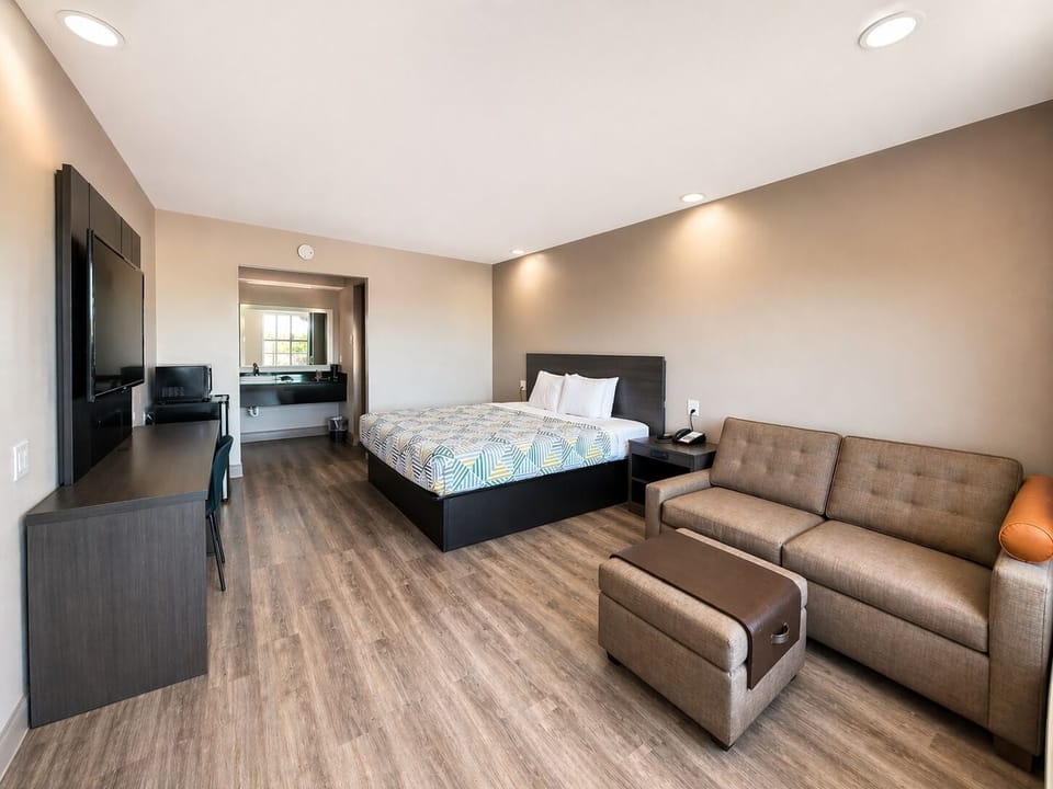 Superior Single Room, 1 King Bed, Non Smoking | Laptop workspace, free WiFi, bed sheets