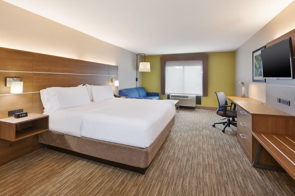 Suite, 1 King Bed (Additional Living Area) | In-room safe, desk, blackout drapes, iron/ironing board