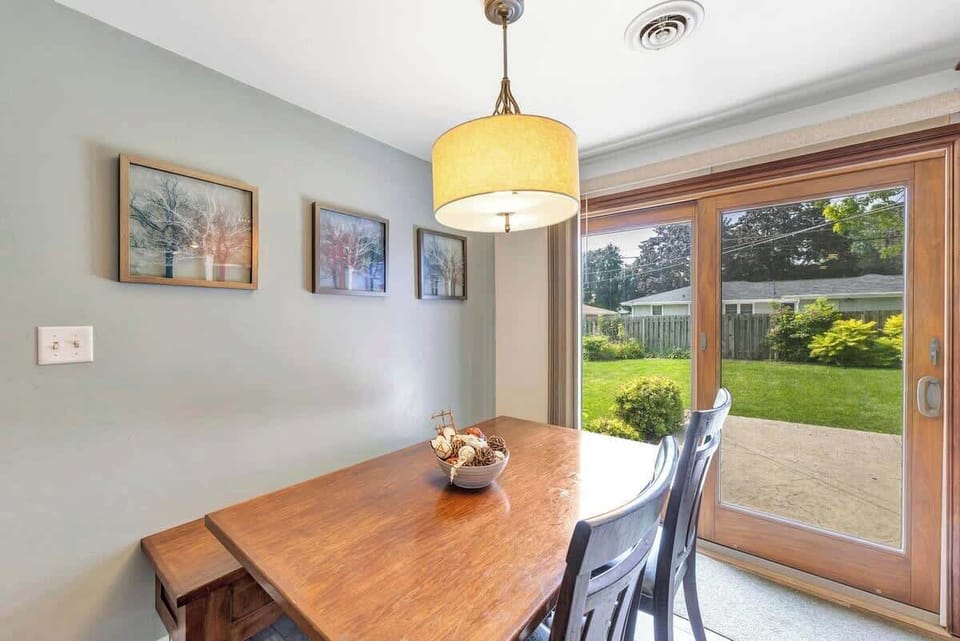 Dining area with seats for 4 to 5 people