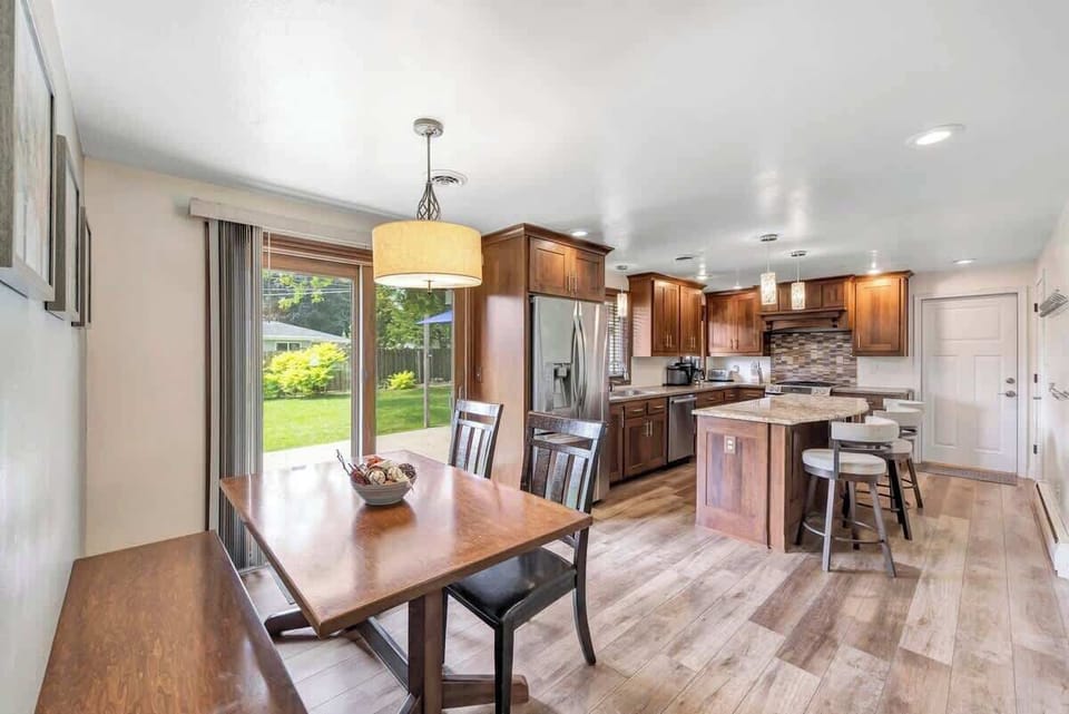 Fully equipped kitchen with pots/pans, utensils, cooking appliances and dining area with seats for 4 to 5 people