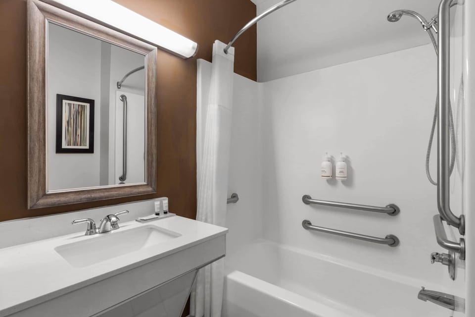Room, 1 King Bed, Mobility Accessible, Non Smoking (Bathtub W/grab Bars) | Accessible bathroom