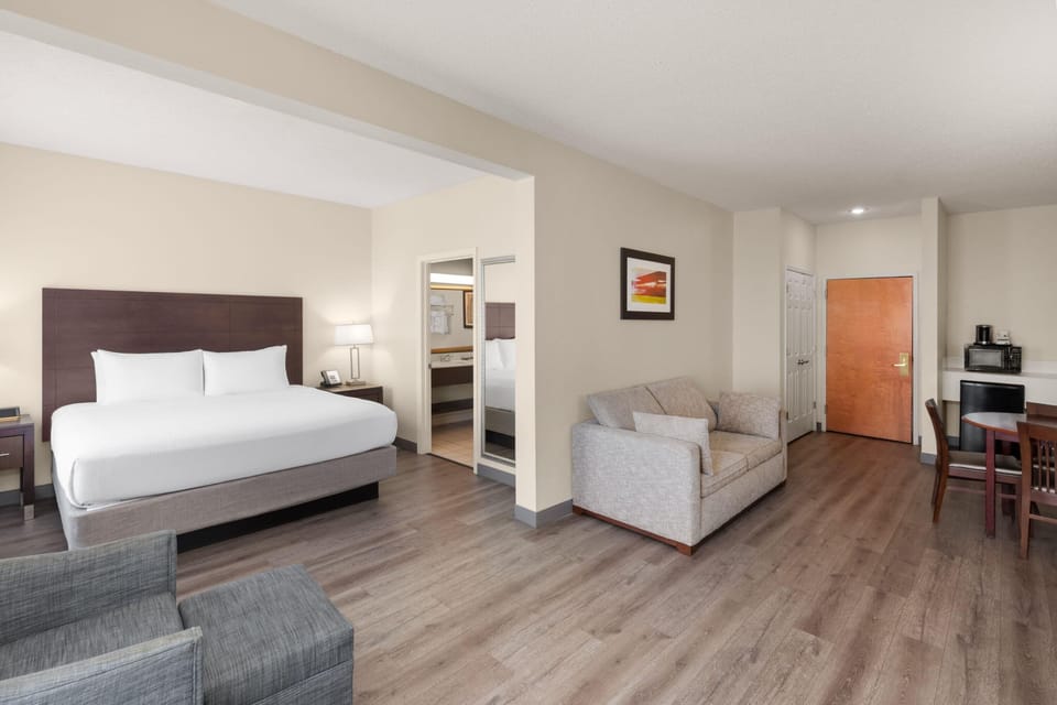 Studio Suite, 1 King Bed, Non Smoking | In-room safe, desk, blackout drapes, iron/ironing board