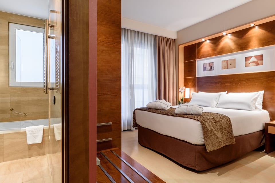 Single Room | Minibar, in-room safe, individually furnished, desk
