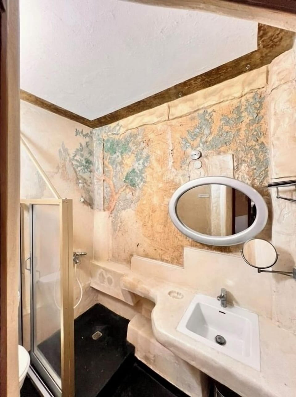 Standard Double Room, Courtyard View | Bathroom | Slippers