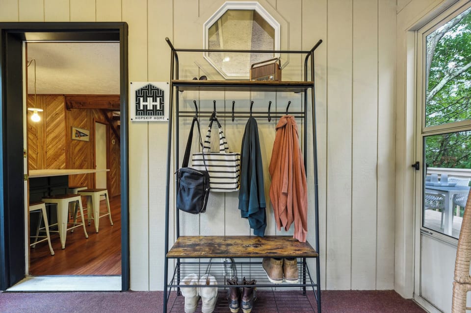 Drop your shoes, bags, coats and keys at the door organized on the mudroom rack.