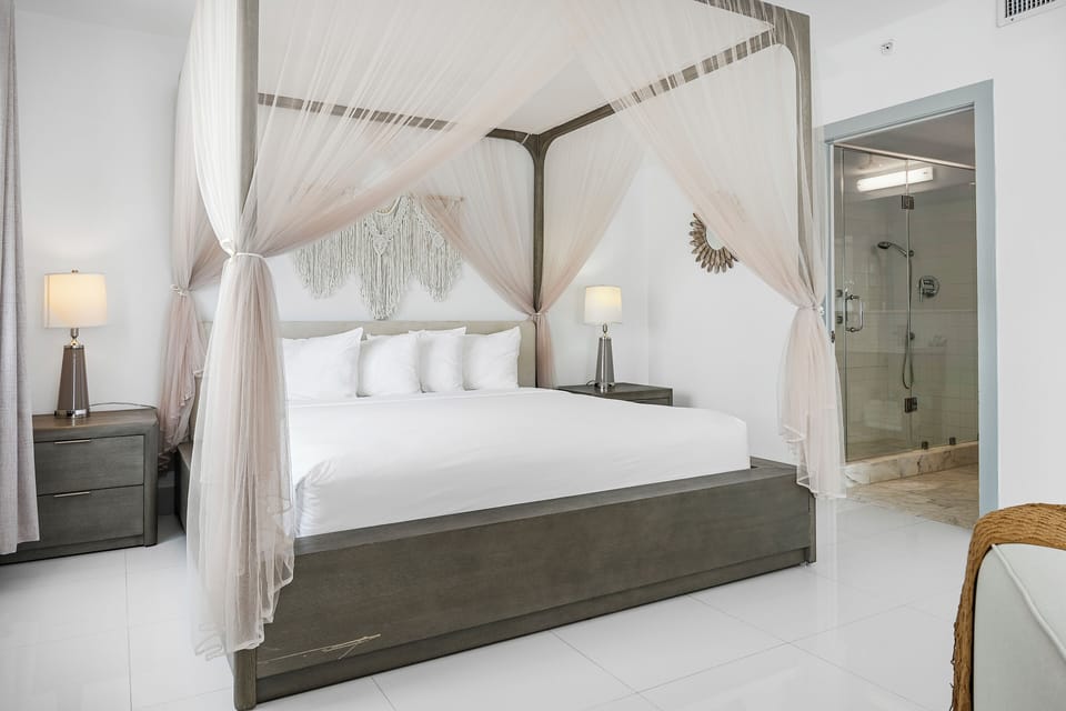 Penthouse City | Minibar, in-room safe, laptop workspace, iron/ironing board