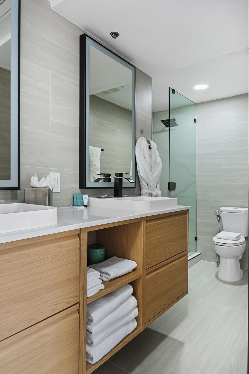 Deluxe Suite | Minibar, in-room safe, laptop workspace, iron/ironing board