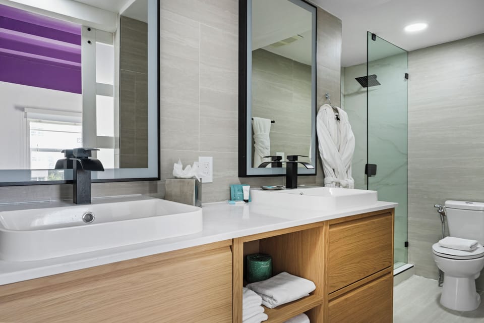 Deluxe Suite | Minibar, in-room safe, laptop workspace, iron/ironing board