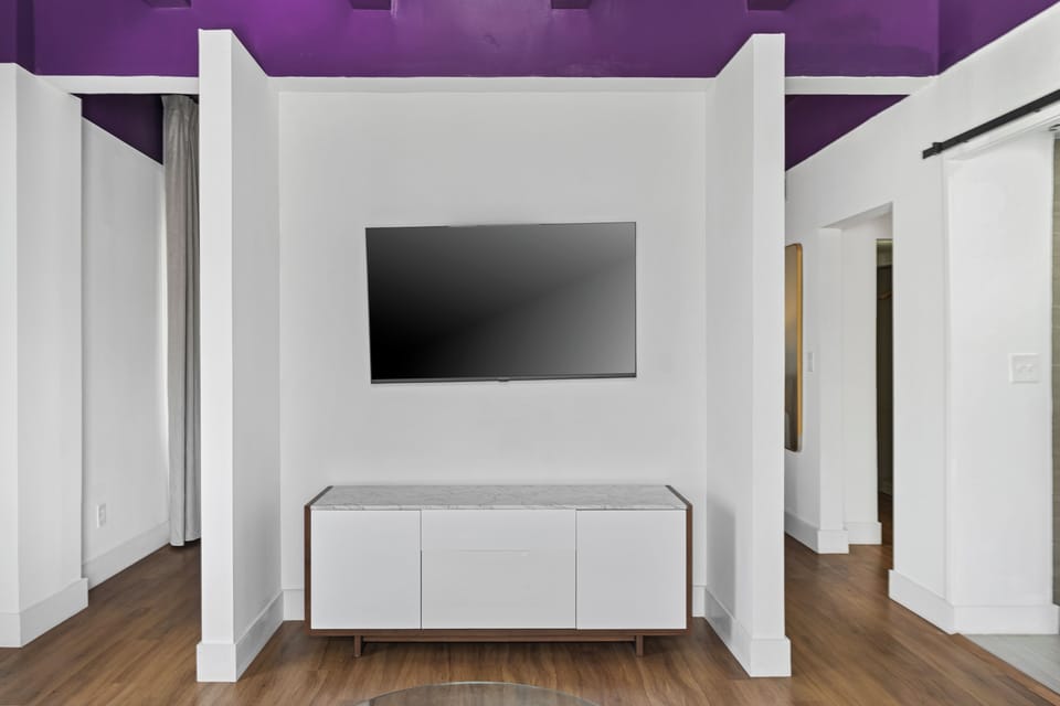 Deluxe Suite | Minibar, in-room safe, laptop workspace, iron/ironing board