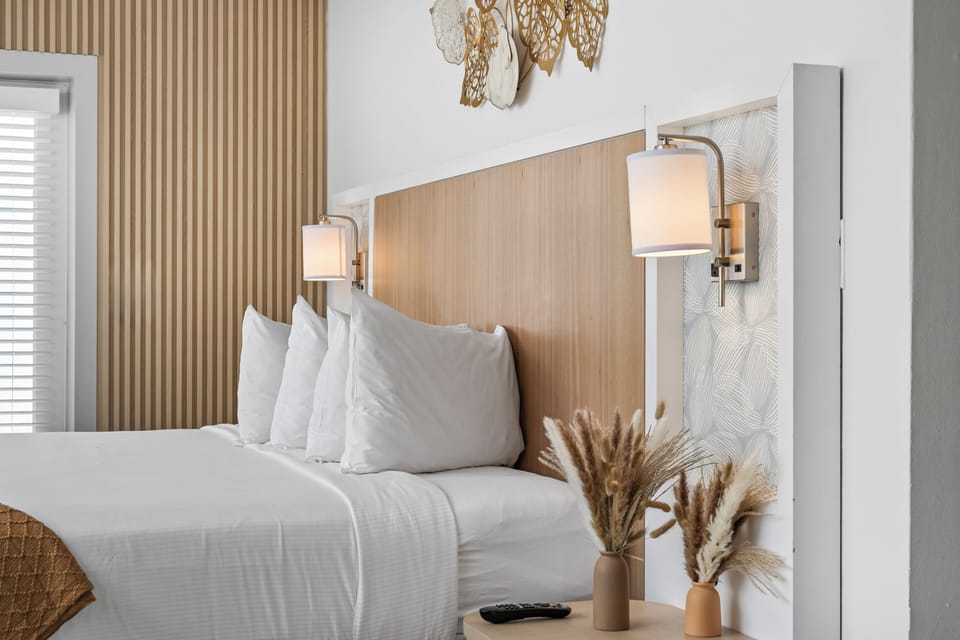Penthouse Ocean | Minibar, in-room safe, laptop workspace, iron/ironing board