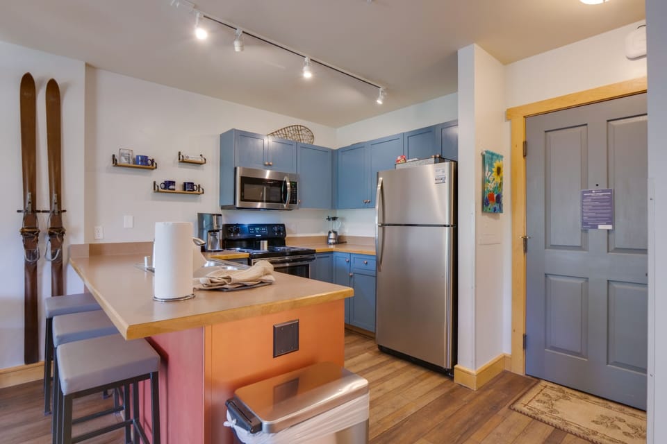Indoors, Kitchen, Refrigerator, Microwave, Oven