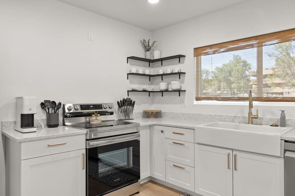 Spacious cooking space with views to the hospital