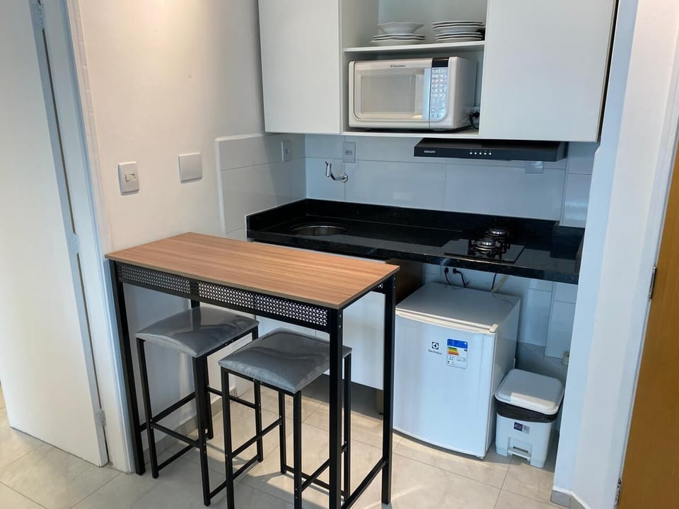 Deluxe Apartment | Private kitchen | Mini-fridge, microwave, cookware/dishes/utensils