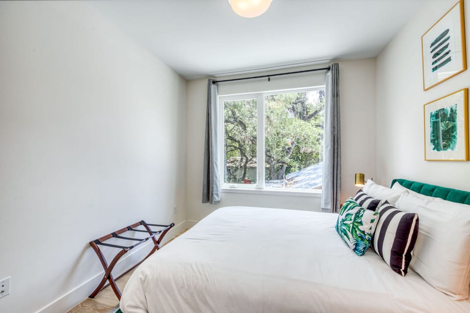 3rd Bedroom: Queen Bed