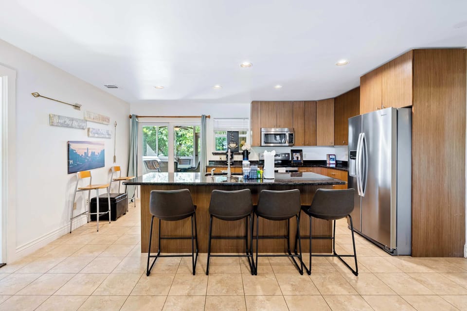 Stool seating for 4