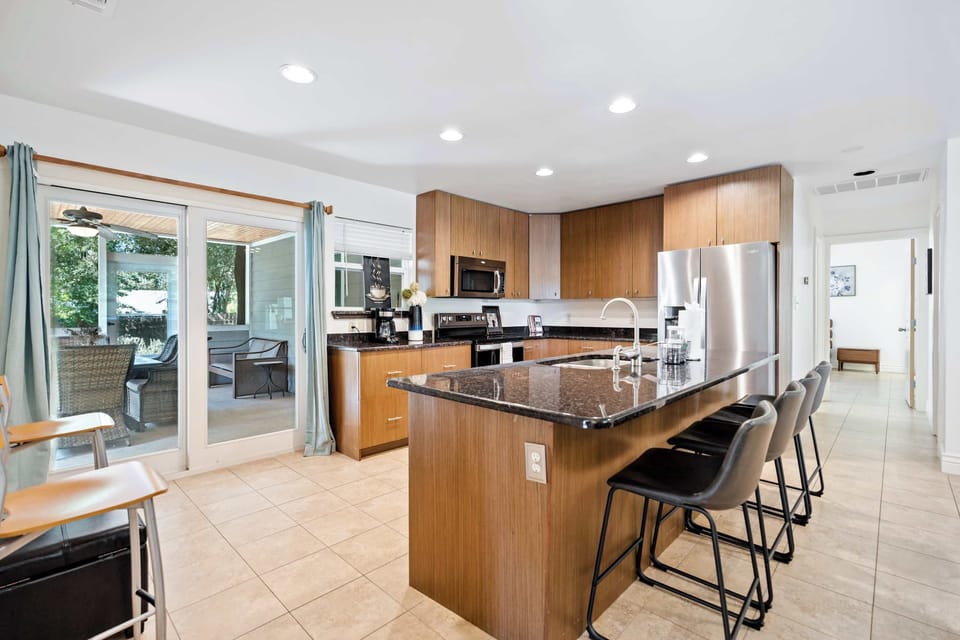 Stool seating for 4, and full kitchen