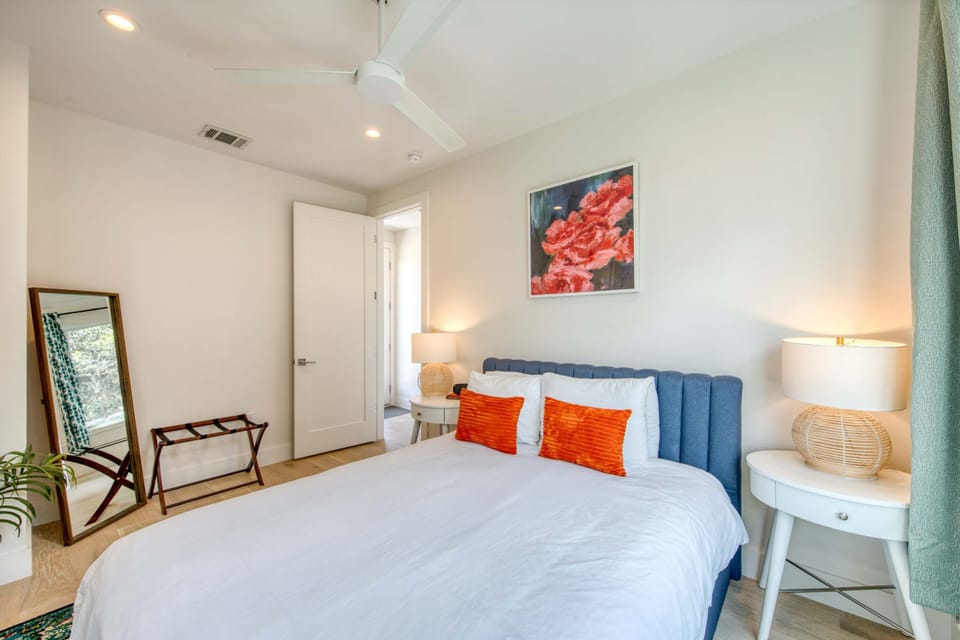 Unit B Main bedroom: Queen bed with en suite bathroom
