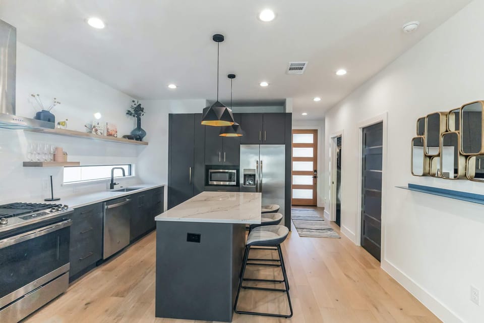 Fully equipped kitchen with stool seating