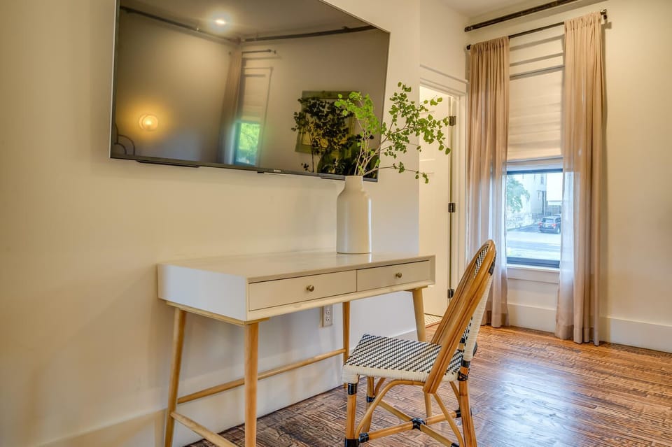 Suite 202 – The 2nd Floor Rattan & Stripes Suite boasts a pair of King Beds, Twin Day Bed, 2 Smart TVs, and En Suite Bathroom