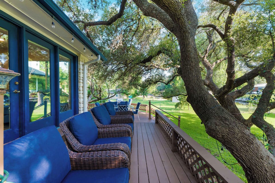 Outdoor seating in the patio