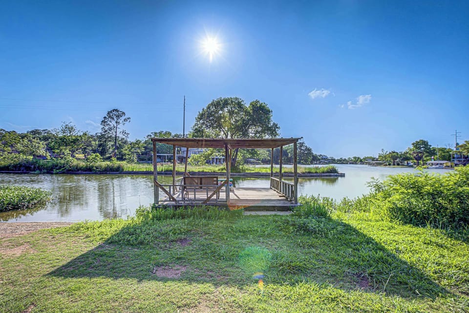 Enjoy a waterside picnic or an evening cocktail on the community waterfront deck.!