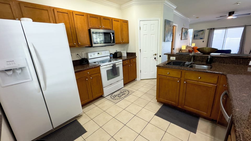 Family Townhome, 2 Bedrooms, Kitchen | Private kitchen | Toaster