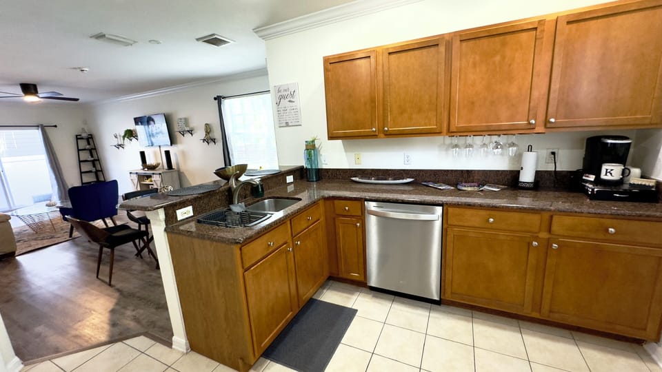 Family Townhome, 2 Bedrooms, Kitchen | Private kitchen | Toaster