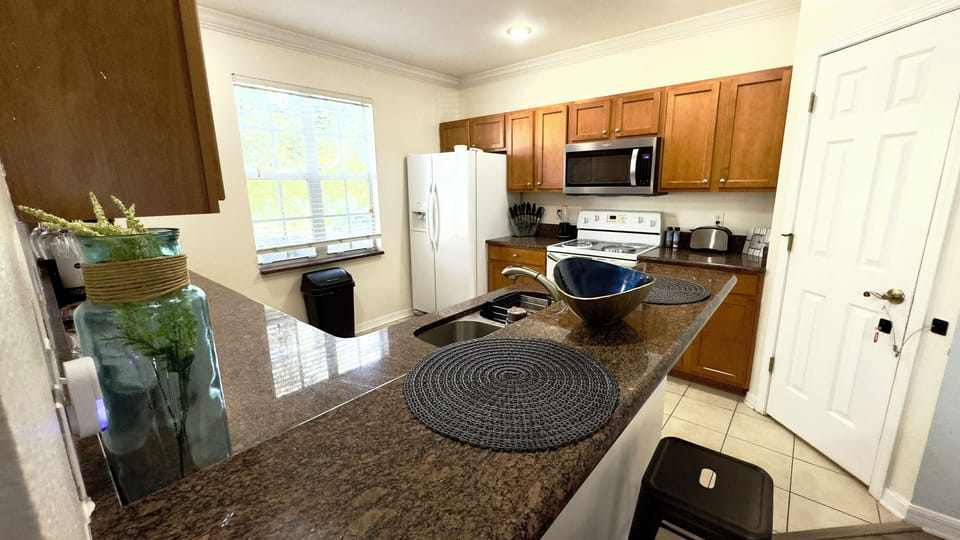 Family Townhome, 2 Bedrooms, Kitchen | Private kitchen | Toaster