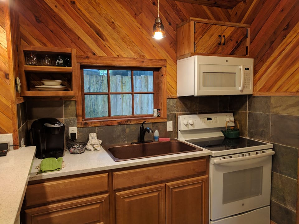 Romantic Bungalow, 1 Bedroom, Kitchen (pets allowed) | Private kitchen | Coffee/tea maker, fridge, microwave